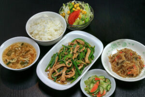 Ｂランチ　炒肉絲　(野菜と豚肉の細切り炒め)